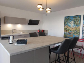 Appartement spacieux 80m² à St Pierre d'Oléron, 2 chambres, terrasse, parking, centre-ville - FR-1-778-28